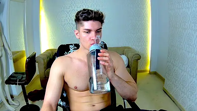 MaxKaiden online show from February 12, 6:30 am