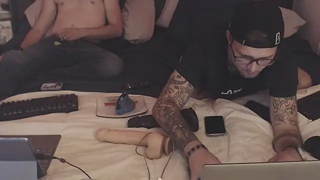 Snapshot of weknowourworth6999 chatting on October 6, 3:22 am weknowourworth6999 online show from October 6, 3:22 am