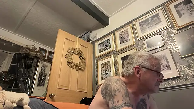 poggles online show from March 27, 7:15 pm