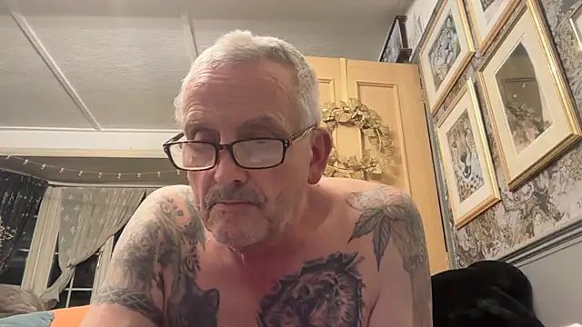 poggles online show from February 10, 9:30 pm