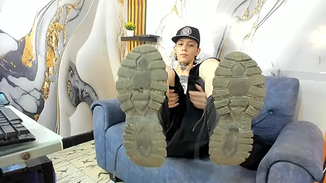 Snapshot of StraightBoy_Nick chatting on October 21, 7:33 am StraightBoy Nick online show from October 21, 7:33 am