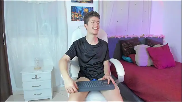 Snapshot of ThiagooJames chatting on October 21, 2:03 am ThiagooJames online show from October 21, 2:03 am