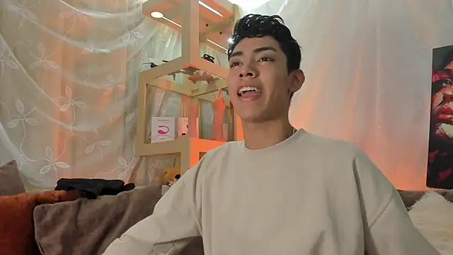 LoganTwink18 online show from April 6, 11:05 pm