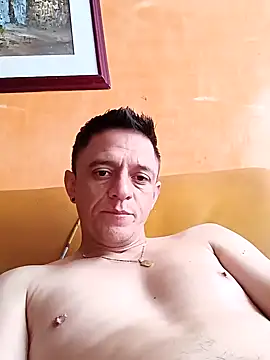 Snapshot of leon8013A chatting on October 17, 2:43 pm leon8013A online show from October 17, 2:43 pm