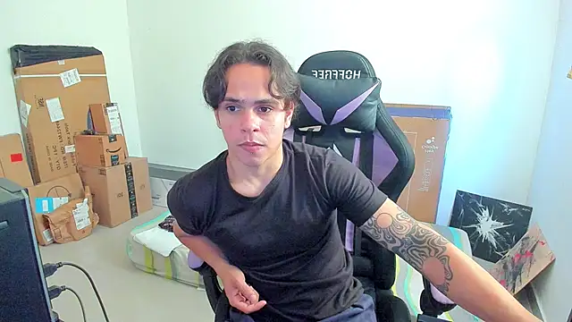 Snapshot of Maximiliano_scoott__ chatting on October 28, 6:21 pm Maximiliano scoott   online show from October 28, 6:21 pm