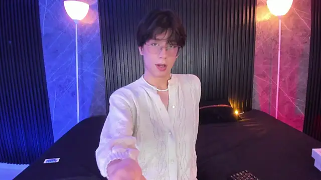 luixdust  online show from November 8, 6:49 am