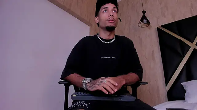 Snapshot of Thiagoferreti chatting on October 21, 7:17 pm Thiagoferreti online show from October 21, 7:17 pm