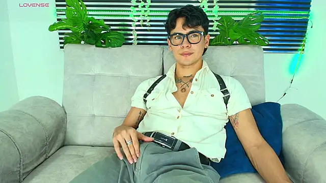 CamiiGuzmanX online show from February 4, 8:04 pm