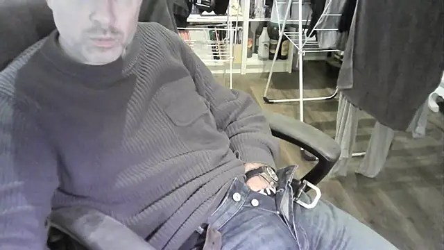 Chrisprngr online show from November 12, 5:08 pm