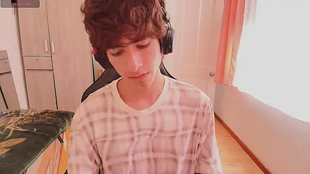 Nude Boy18 online show from September 11, 7:35 pm