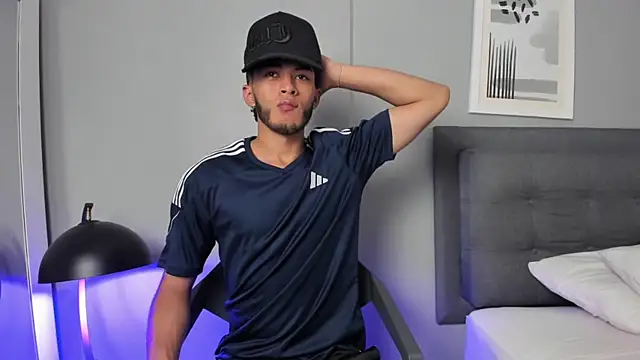 Tylerffoxx online show from April 7, 8:20 pm