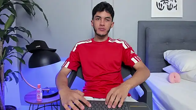 Tylerffoxx online show from May 29, 9:14 pm