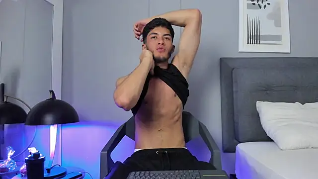 Tylerffoxx online show from March 12, 10:17 pm