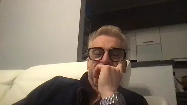 Axl hot online show from December 4, 8:16 pm