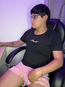 yesitwink  online show from April 11, 3:46 am