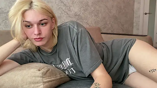 Snapshot of evelina228 chatting on September 16, 8:15 am evelina228 online show from September 16, 8:15 am