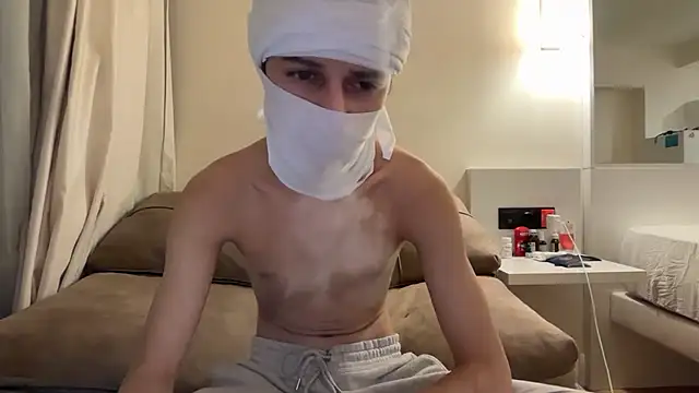 holydirt luxeno1 online show from April 18, 6:20 pm