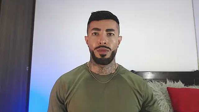 andrea de lucaa online show from April 5, 9:00 pm