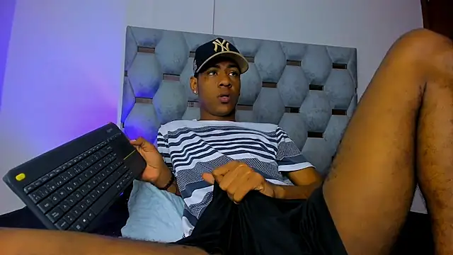 Snapshot of tiago_xxx_ chatting on October 7, 9:41 pm tiago xxx online show from October 7, 9:41 pm