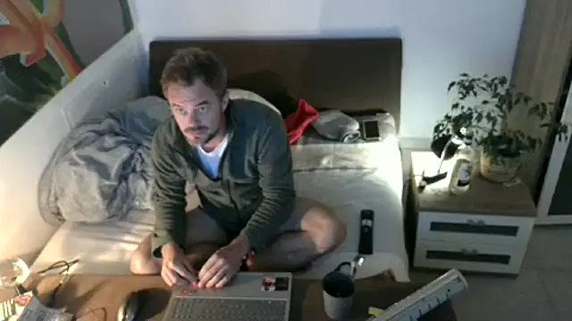 Snapshot of EdelHolz91 chatting on September 28, 5:11 pm EdelHolz91 online show from September 28, 5:11 pm