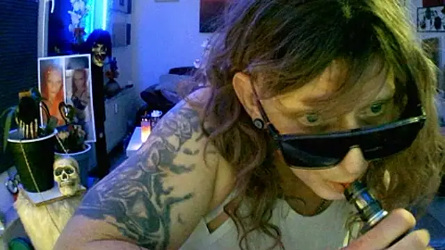 hellgirl1980 online show from November 5, 10:45 pm