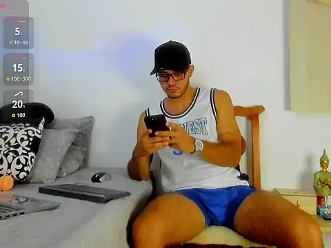 Snapshot of Dusan_greyy chatting on October 8, 7:02 am Dusan greyy online show from October 8, 7:02 am