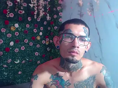 boy tatto777 online show from April 29, 2:33 pm