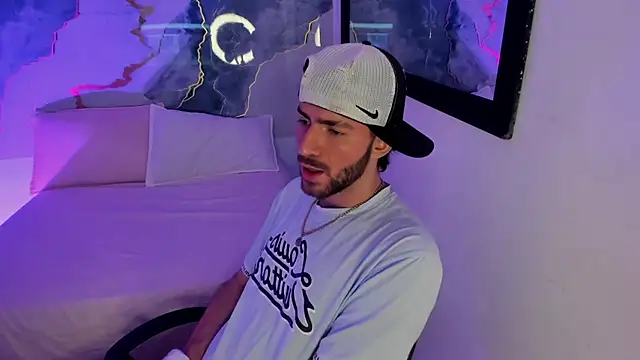 Snapshot of bastian12__ chatting on October 8, 3:55 am bastian12   online show from October 8, 3:55 am