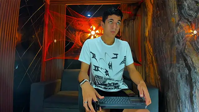 Snapshot of Stiben_boy chatting on October 21, 4:15 am Stiben boy online show from October 21, 4:15 am
