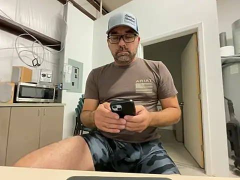 Snapshot of Fun_Time_Ron_2 chatting on October 21, 9:17 pm Fun Time Ron 2 online show from October 21, 9:17 pm