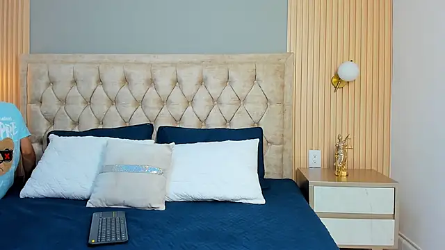 Maxii18  online show from January 15, 2:37 am