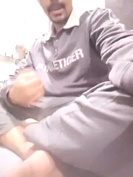 bigblackcock0111 online show from April 19, 12:48 pm