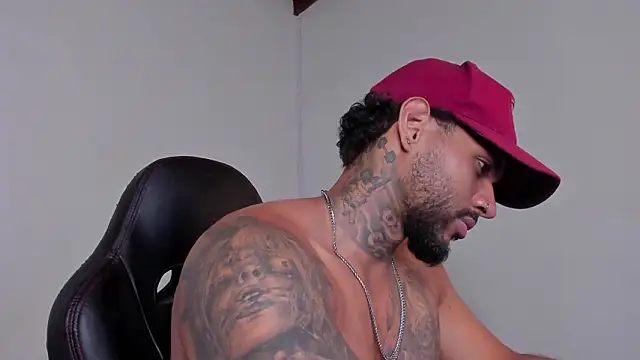 LuigiVitale 1 online show from February 8, 3:45 am