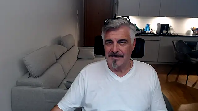 Buidapest online show from February 28, 4:33 am