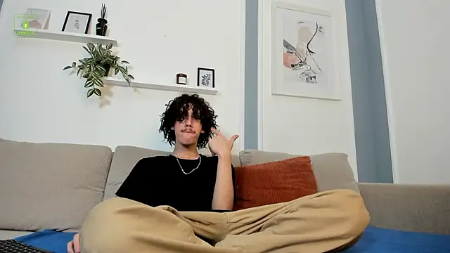 Dilan Wolfe online show from December 4, 5:20 pm