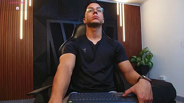 Noah Clarkk online show from February 10, 11:42 pm