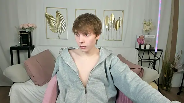 andyyzzz online show from April 18, 8:31 pm