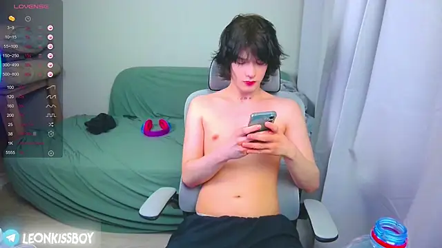 LeonBoykisser online show from April 4, 4:59 pm