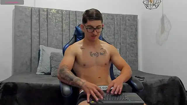 Calvin Hunter online show from June 3, 2:33 pm