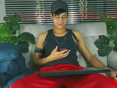 ThiiagoSaeenz online show from April 7, 4:40 pm