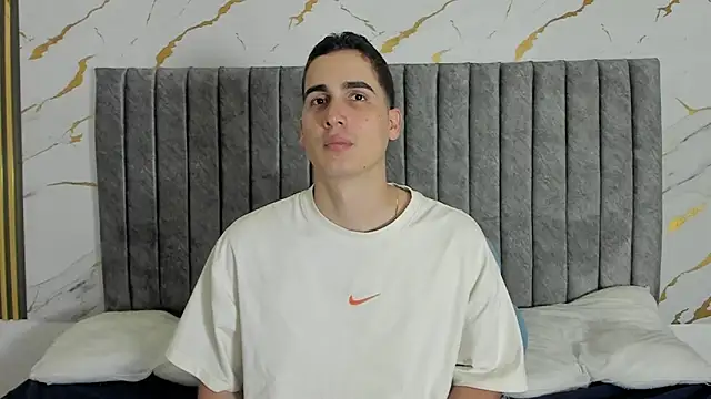 ryanlevi1 online show from February 23, 1:46 pm