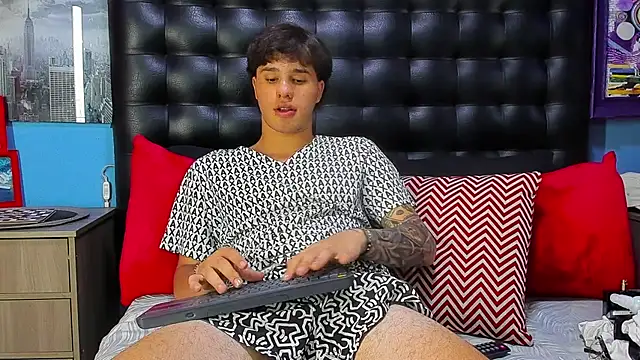 EXCLUSIVE8 online show from April 6, 10:10 pm