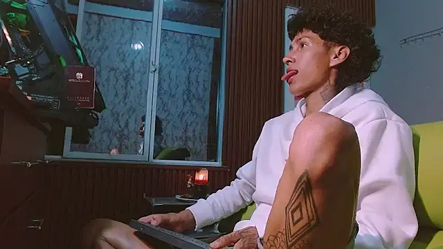 Daniel DLuxxx online show from April 2, 2:09 am