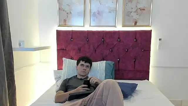 Noah Rodrigez online show from April 18, 11:59 pm