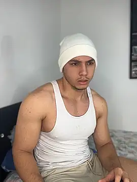 Max valiant online show from April 17, 8:00 pm