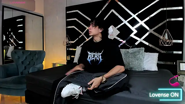 JayTaylorr online show from May 28, 11:41 am