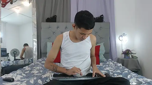 PhillipCox online show from May 26, 12:45 pm