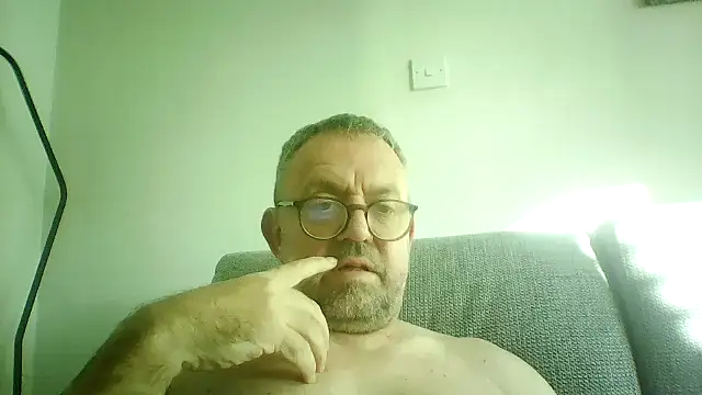 Snapshot of DrewDongle chatting on October 24, 2:30 pm DrewDongle online show from October 24, 2:30 pm