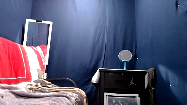 Snapshot of iBreakHeartz chatting on December 12, 3:54 am iBreakHeartz online show from December 12, 3:54 am