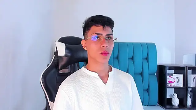 Snapshot of AlanNaughty chatting on February 12, 4:01 am AlanNaughty online show from February 12, 4:01 am